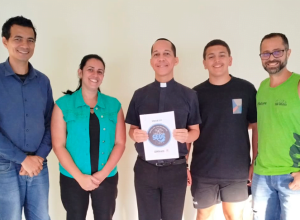 Parte da Coordenação do Grupo de Adolescentes SEDE com o Pároco da Paróquia São José, Alexandre Ferreira / Foto: Divulgação